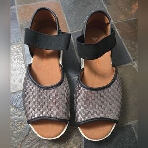 NEW Bernie Mev. Woven Platform Sandals